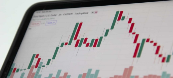 "MetaTrader 4: A Versatile Solution for Forex and CFD Traders"